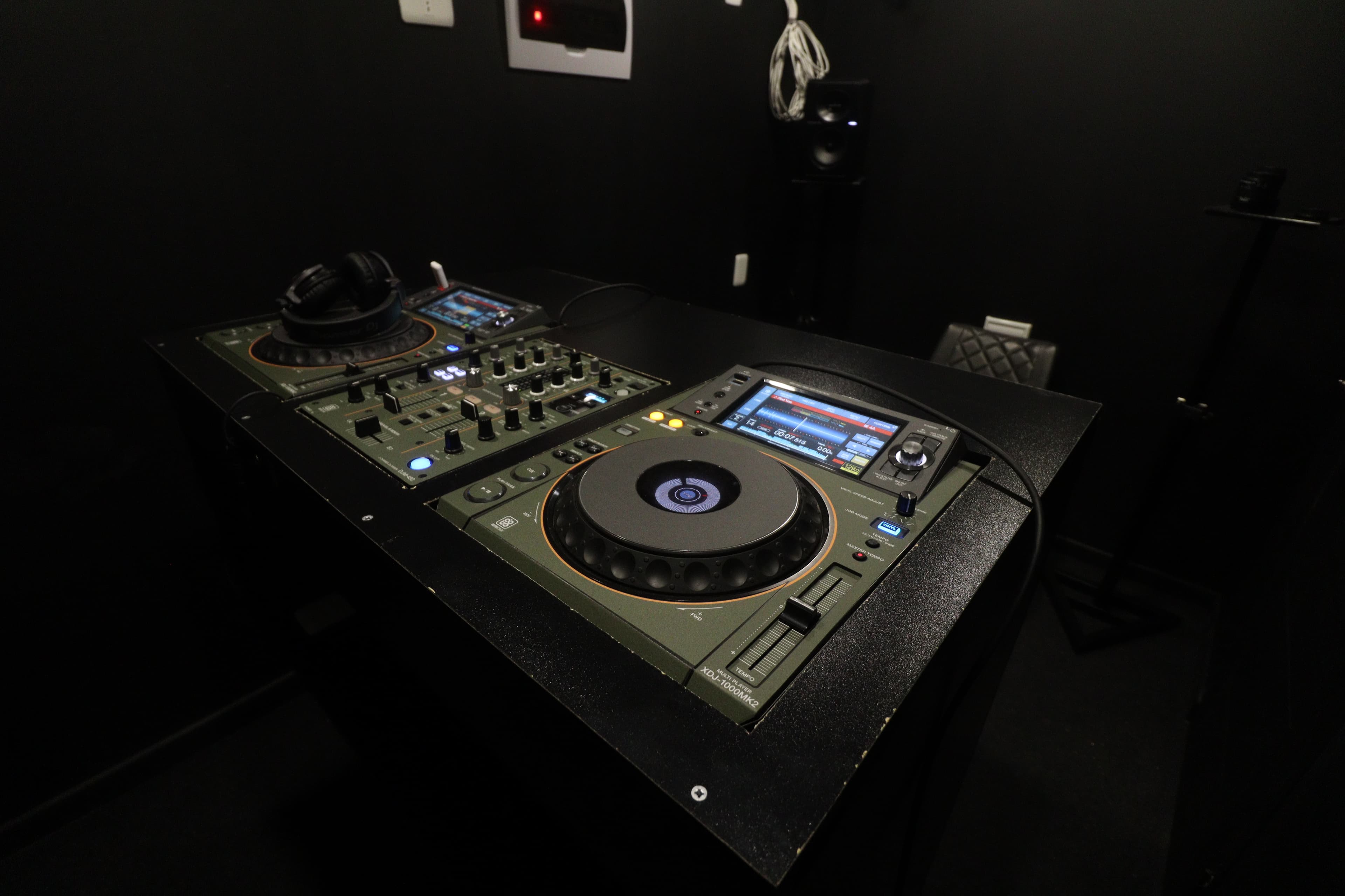 Setup completo en la sala de FOTF Studios: 2× Pioneer XDJ-1000MK2, DJM-450 y monitores VM-50