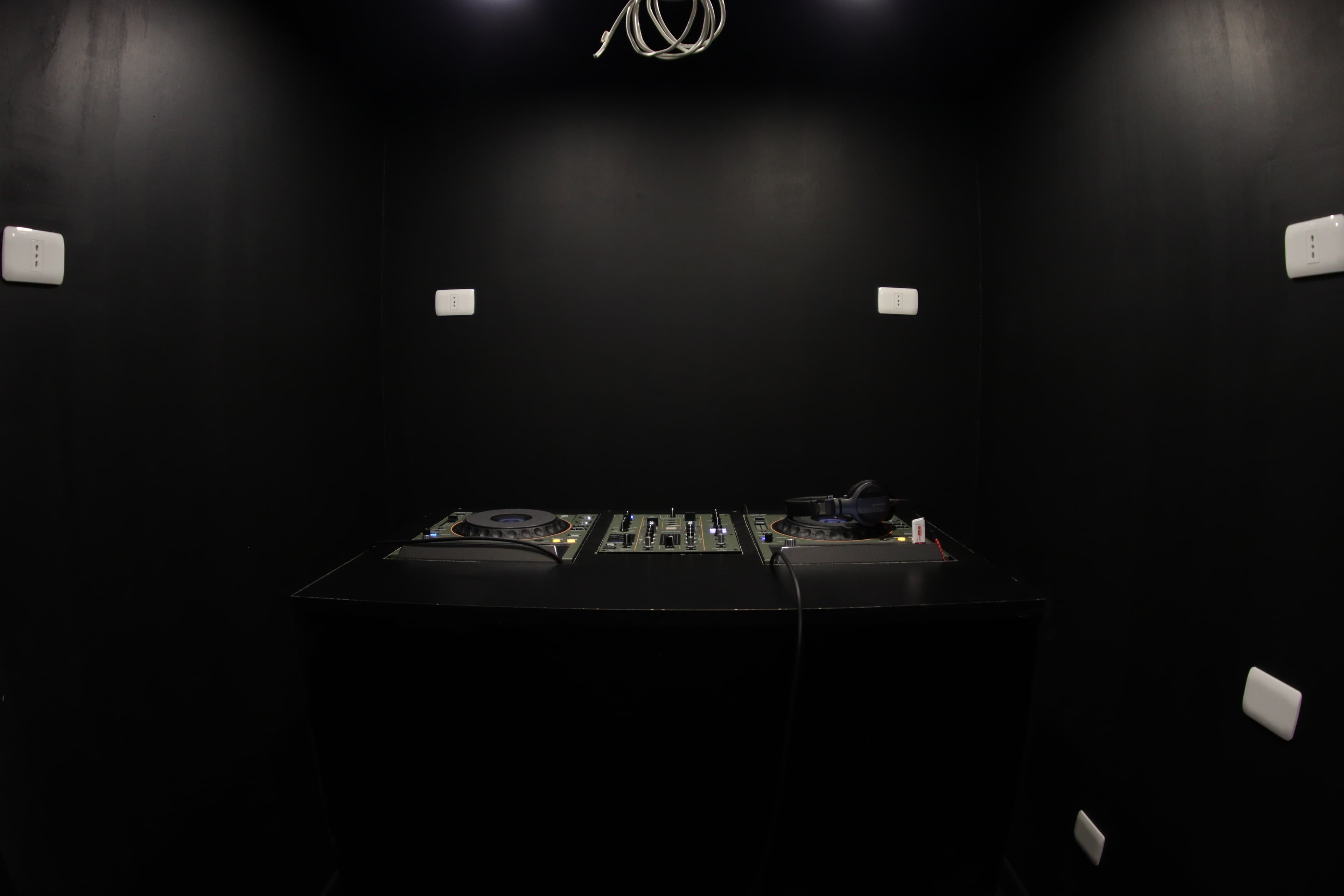 Sala de ensayo de DJ de FOTF Studios, aislada acústicamente