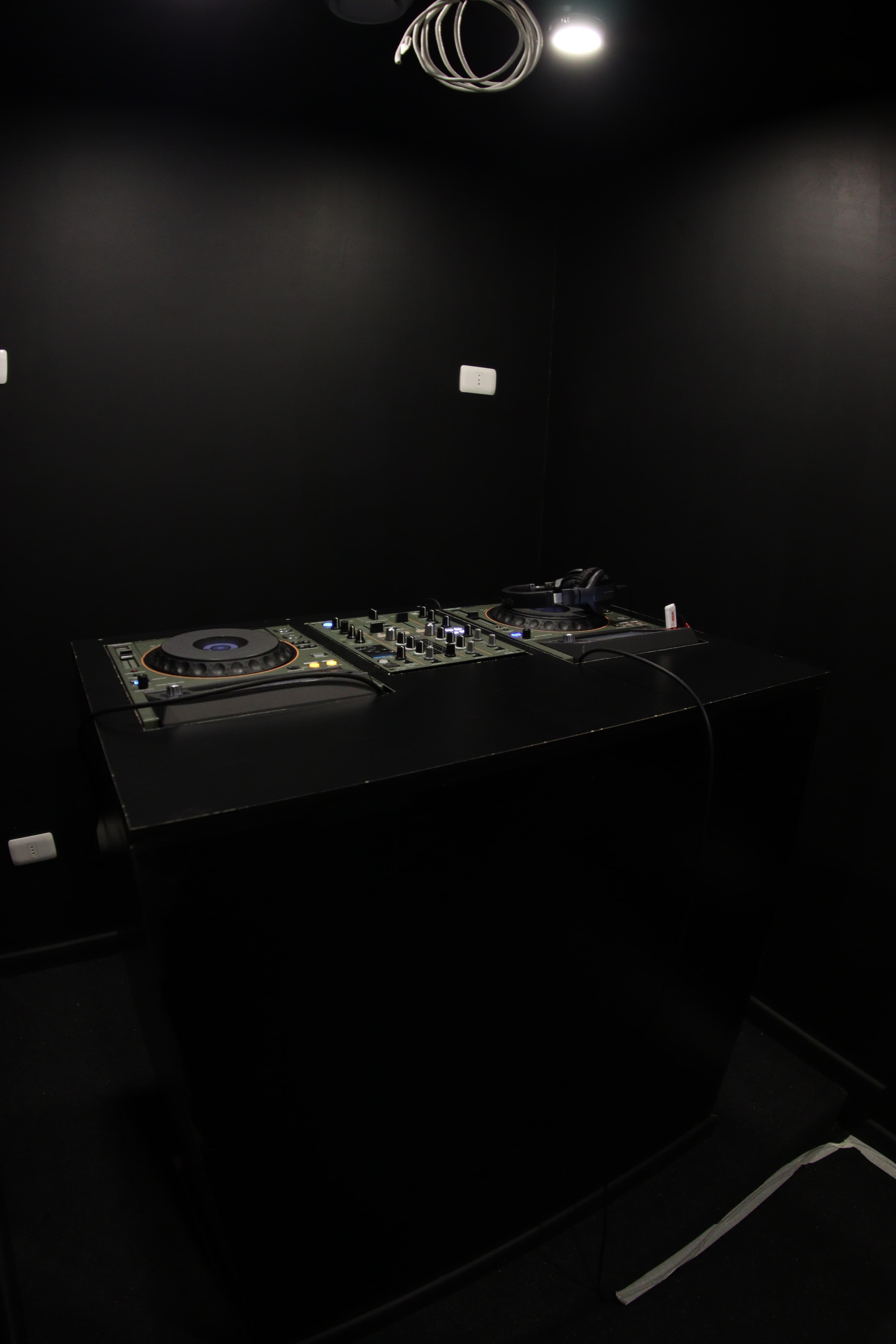 Sala de ensayo de DJ de FOTF Studios, aislada acústicamente