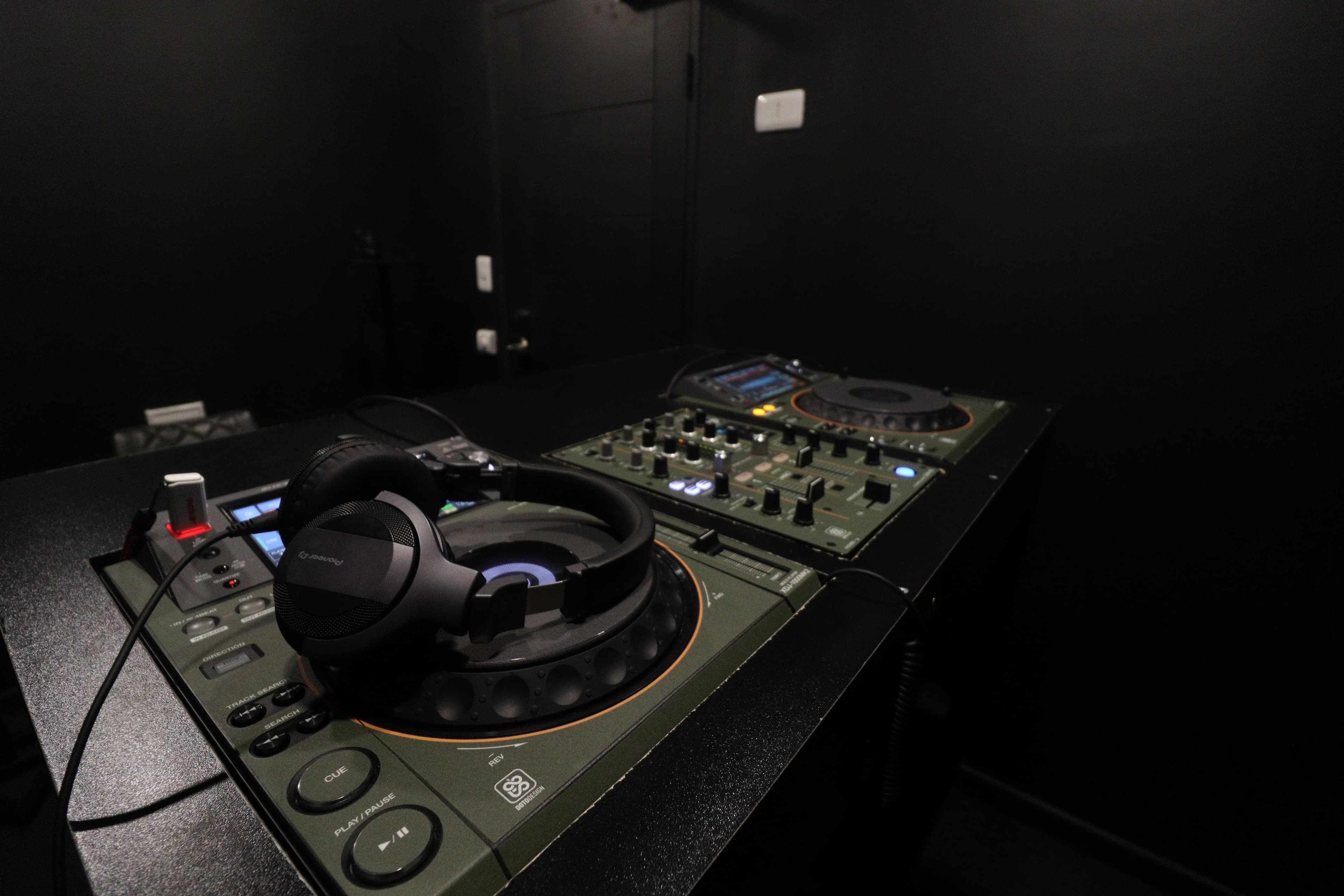Sala de ensayo de DJ de FOTF Studios, aislada acústicamente