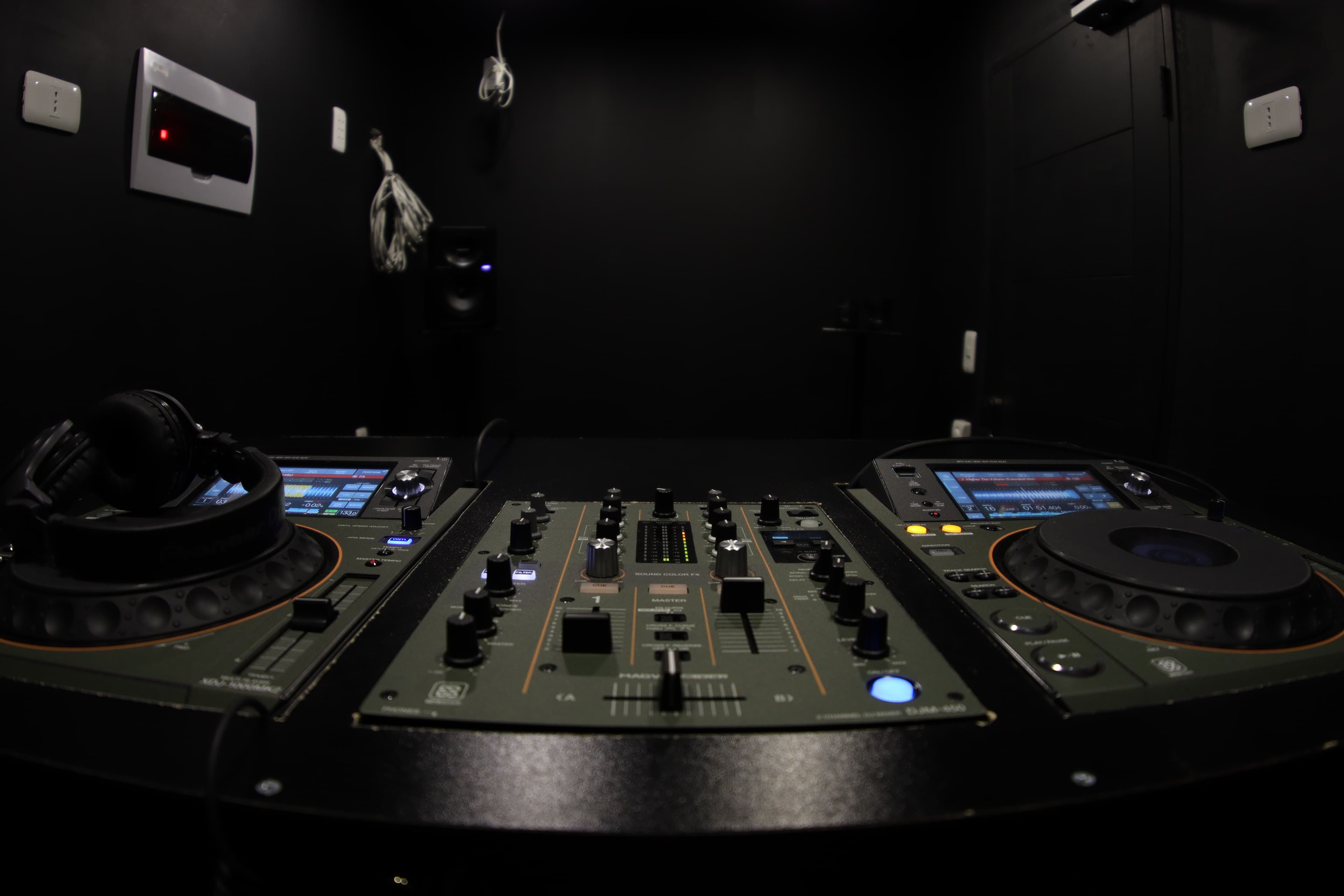 Sala de ensayo de DJ de FOTF Studios, aislada acústicamente
