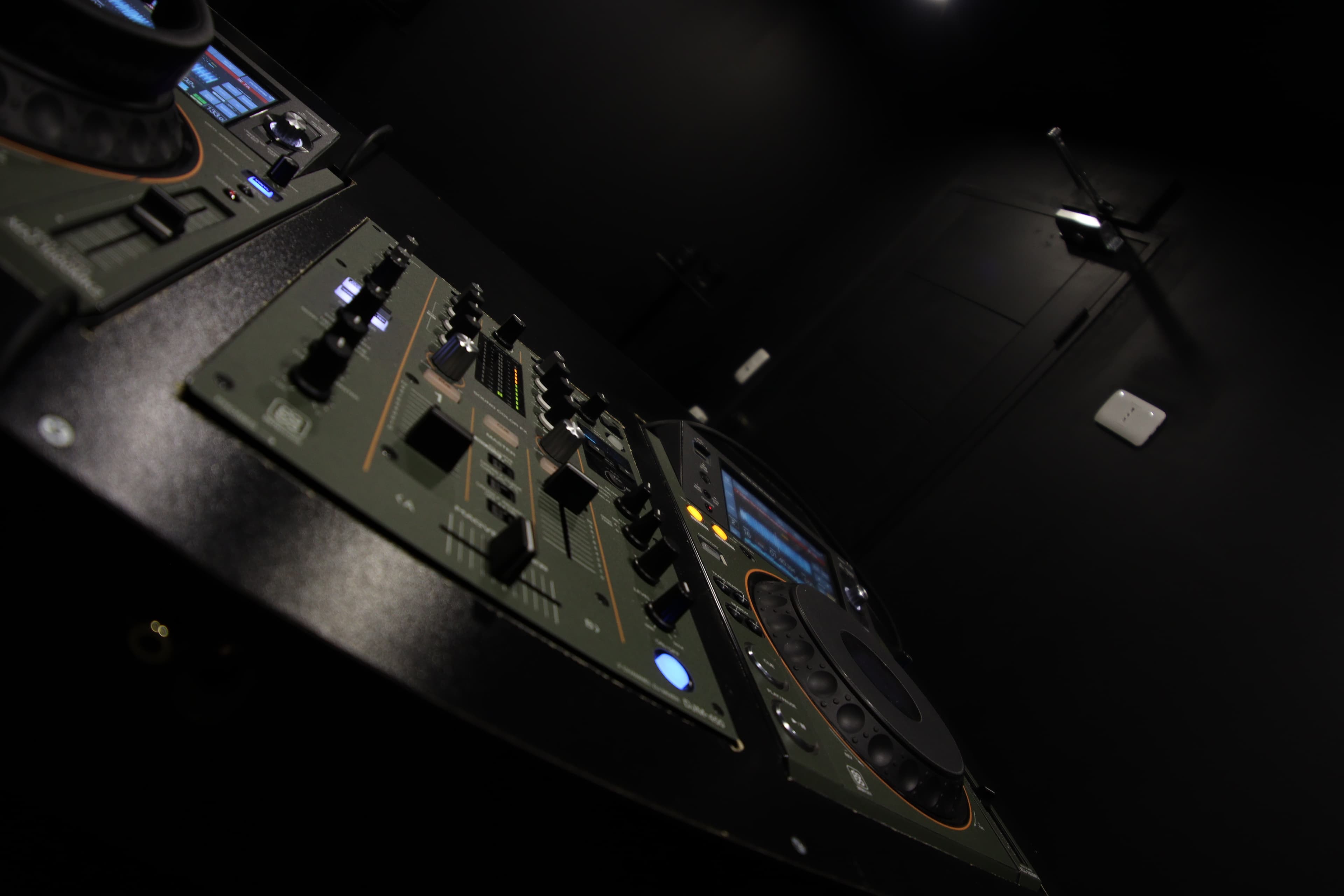 Sala de ensayo de DJ de FOTF Studios, aislada acústicamente