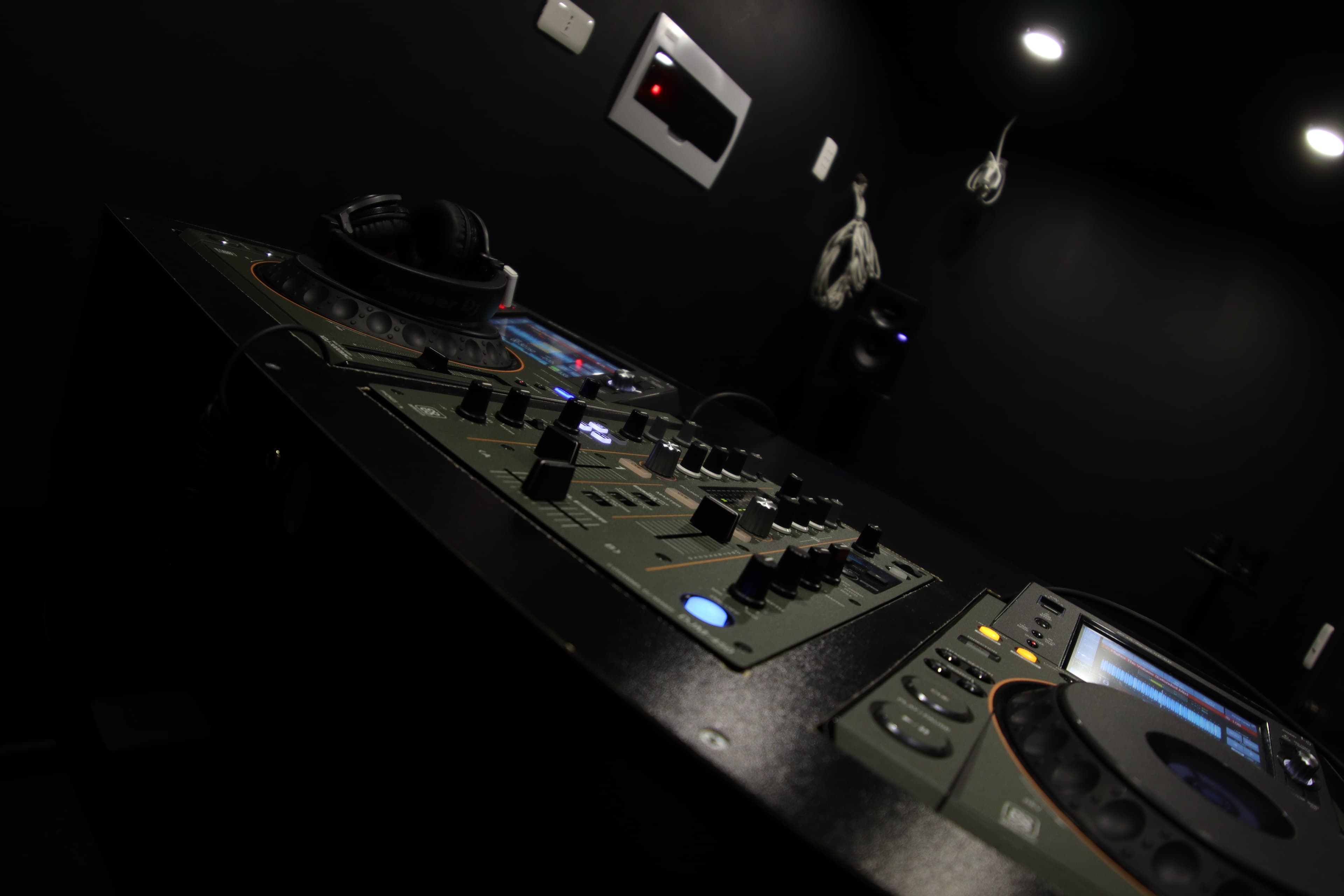 Sala de ensayo de DJ de FOTF Studios, aislada acústicamente