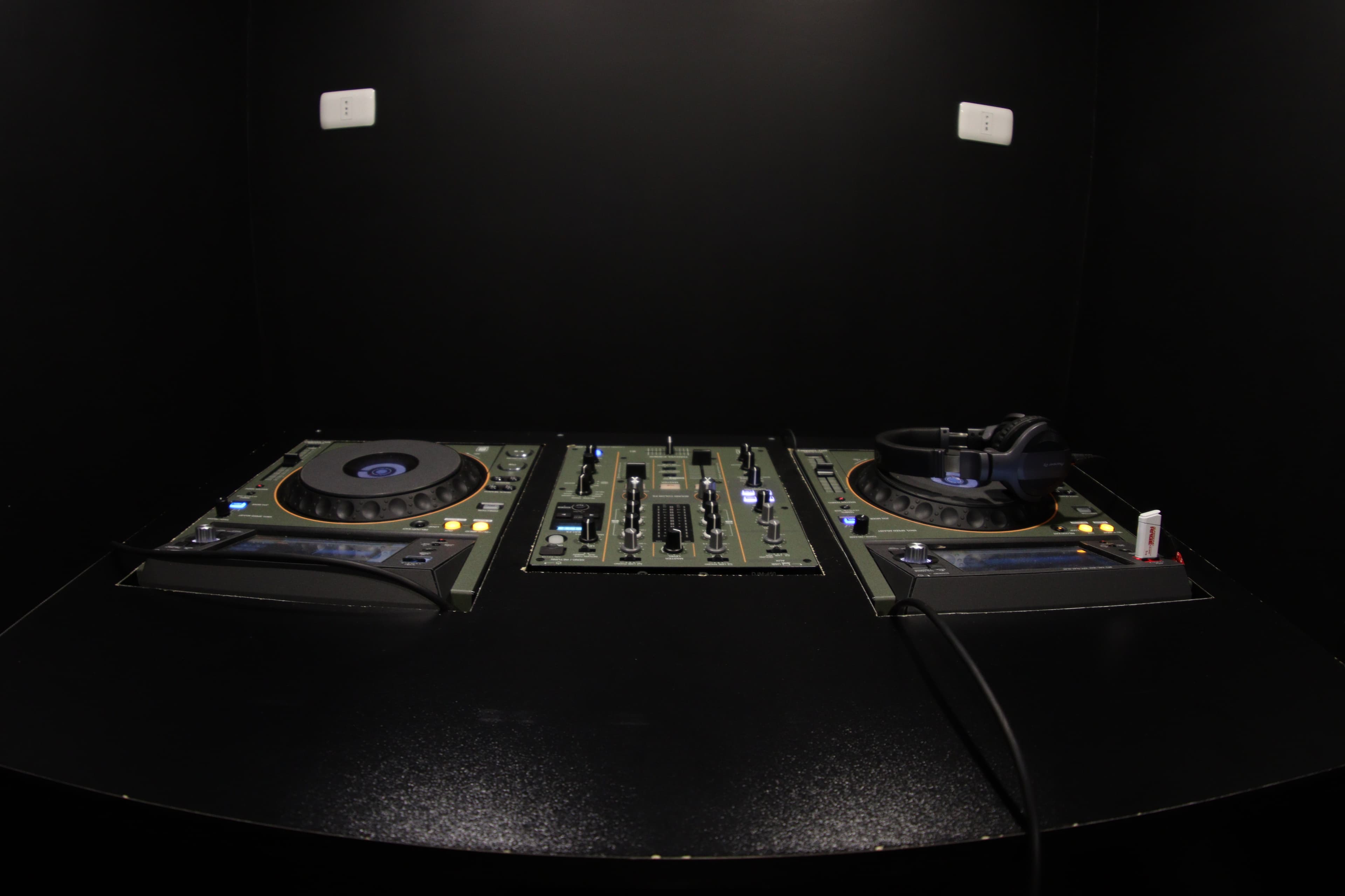 Sala de ensayo de DJ de FOTF Studios, aislada acústicamente