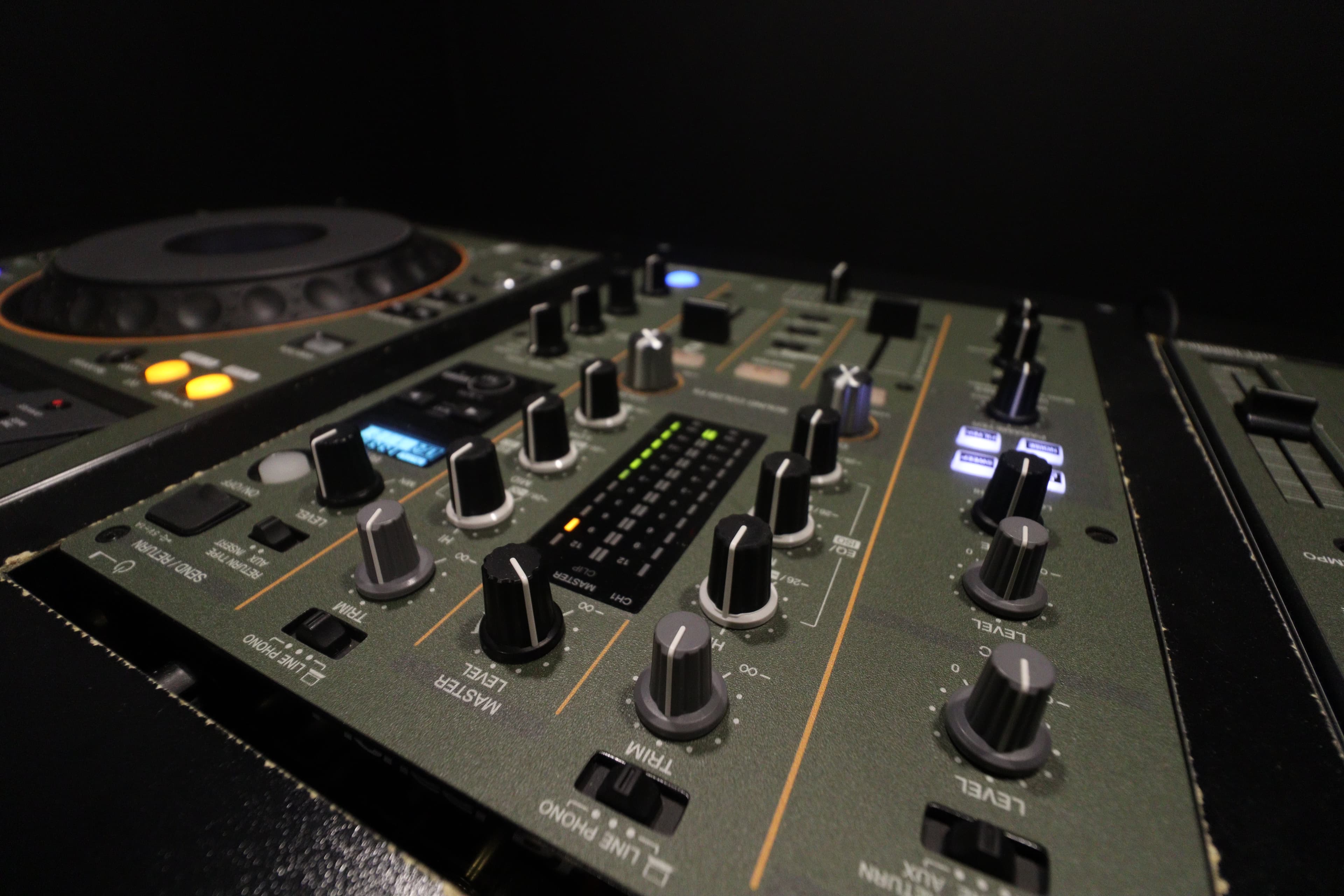 Close-up de el mixer Pioneer DJM-450 en la cabina de FOTF Studios