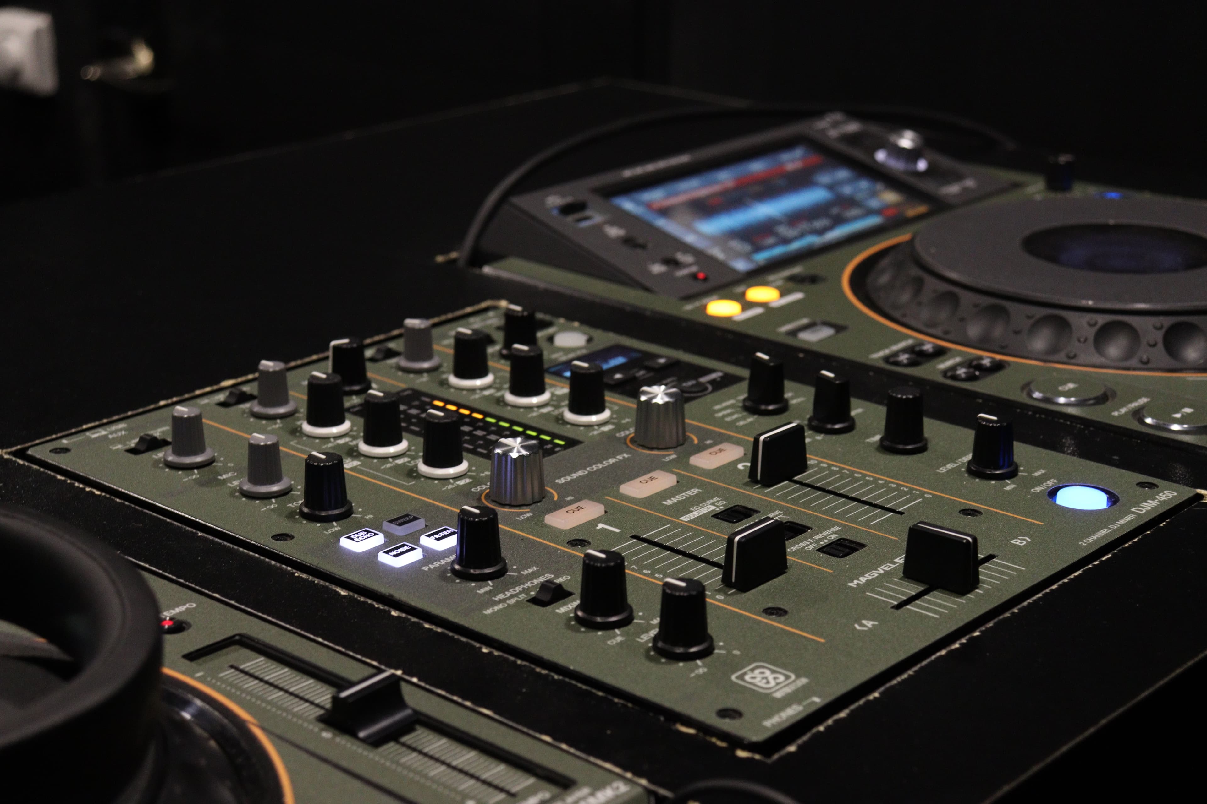 Close-up de el mixer Pioneer DJM-450 en la cabina de FOTF Studios