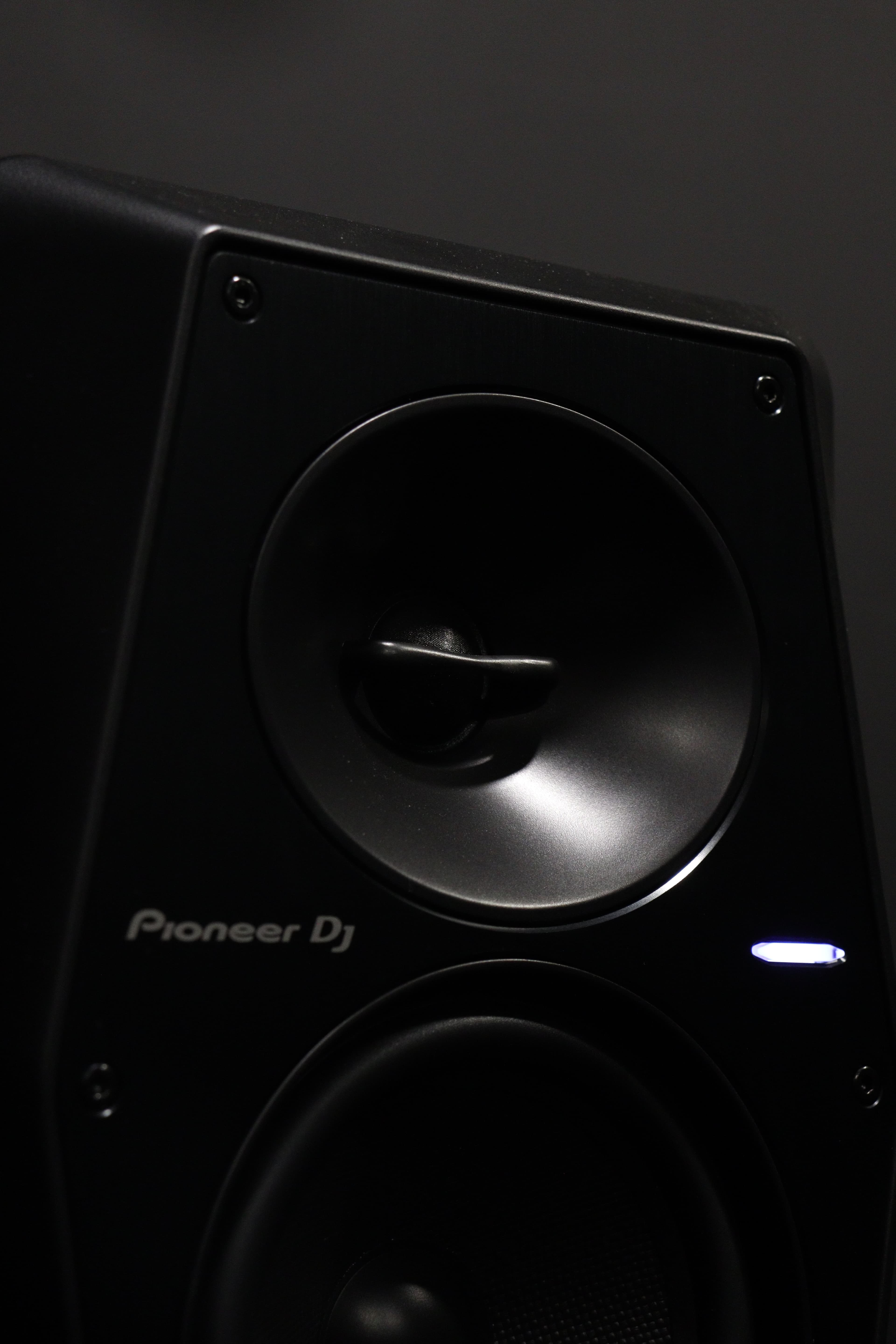 Close-up de los monitores Pioneer DJ VM-50 en la cabina de FOTF Studios