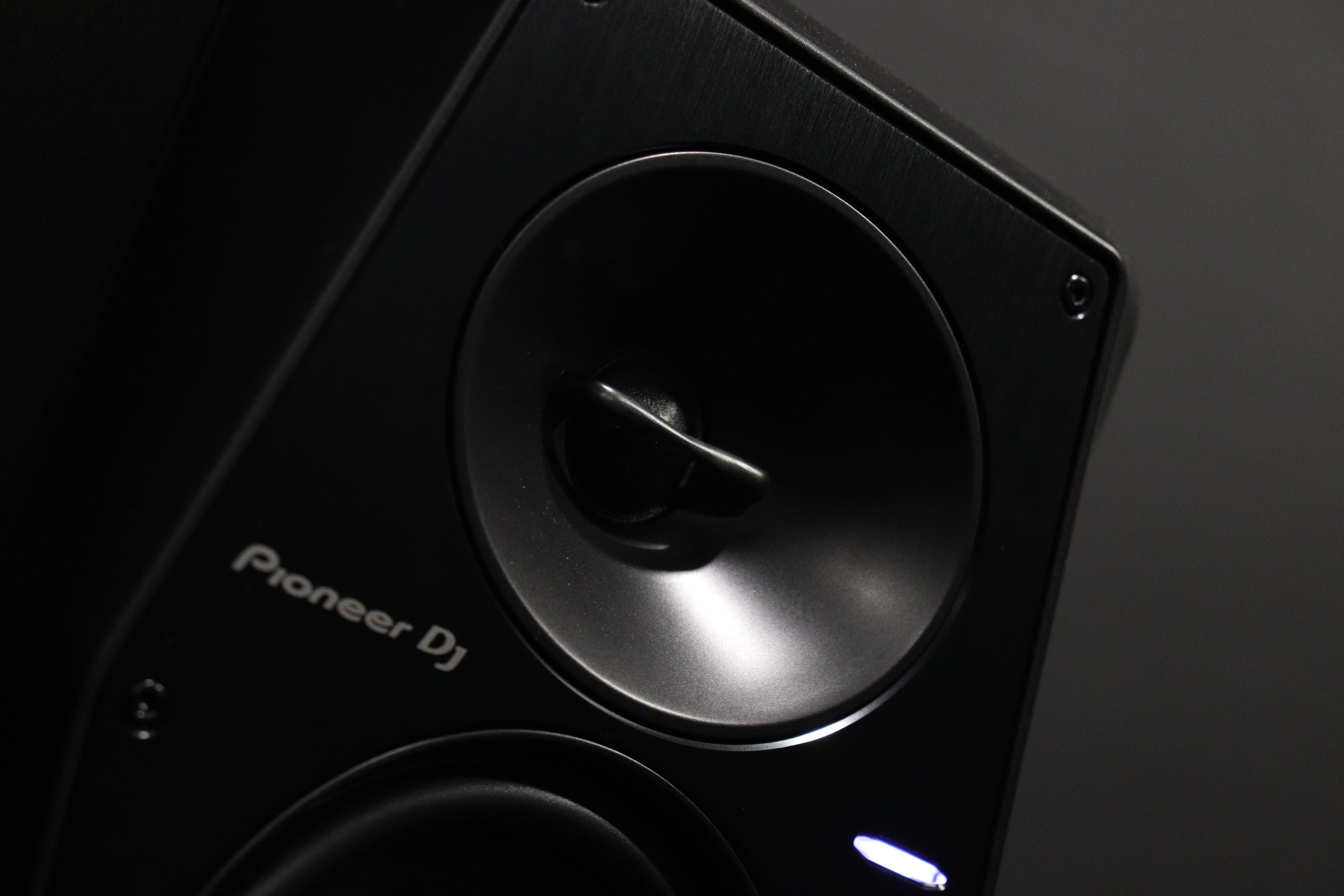 Close-up de los monitores Pioneer DJ VM-50 en la cabina de FOTF Studios
