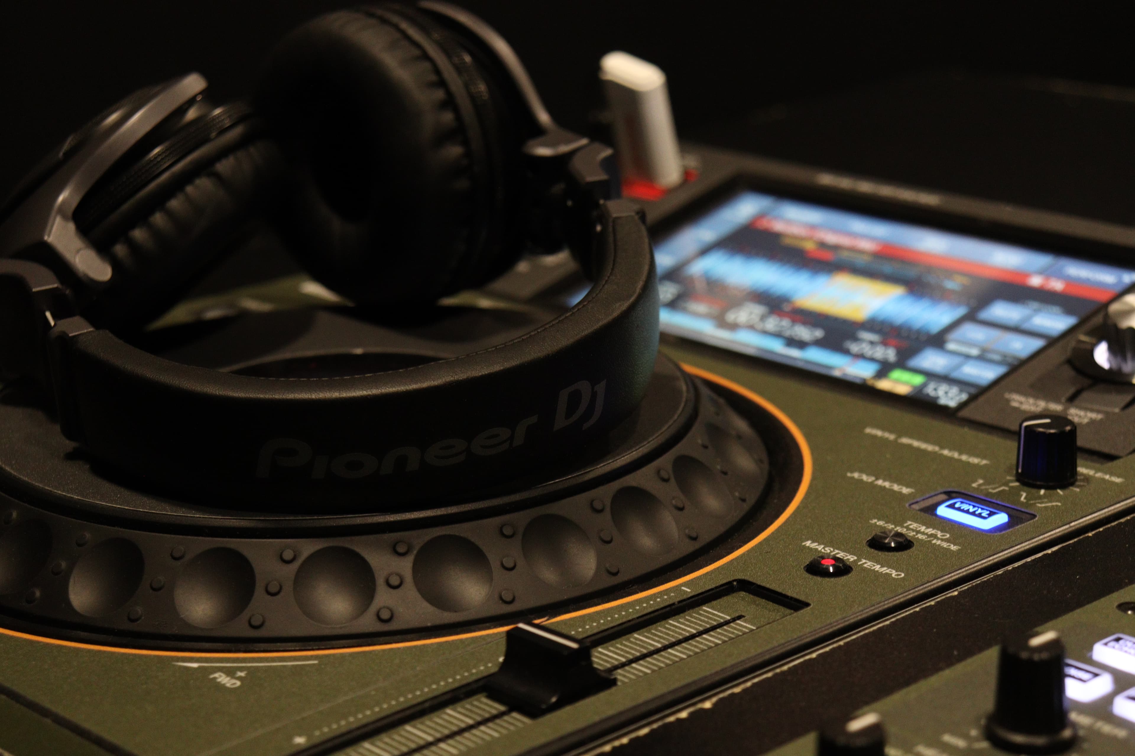 Close-up de el reproductor Pioneer XDJ-1000MK2 en la cabina de FOTF Studios