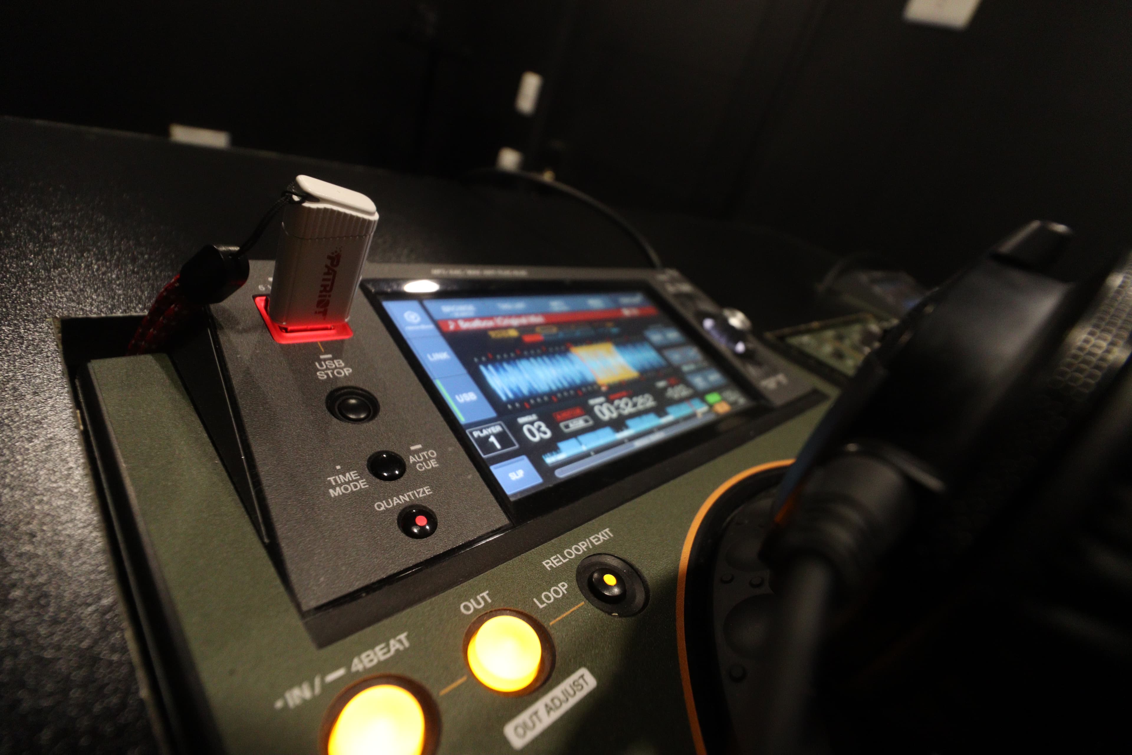 Close-up de el reproductor Pioneer XDJ-1000MK2 en la cabina de FOTF Studios
