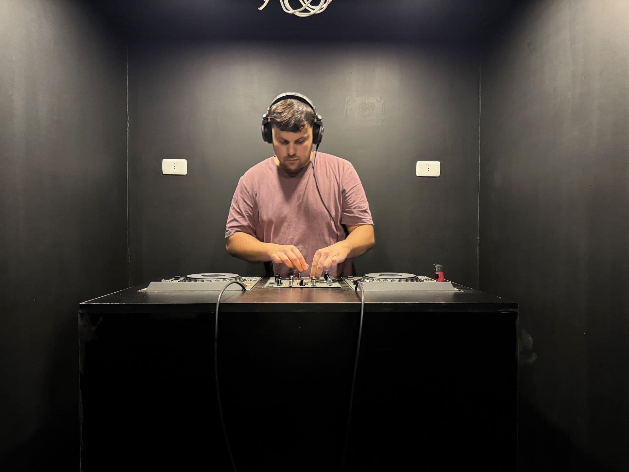 DJ mezclando en la cabina: 2× Pioneer XDJ-1000MK2 y mixer DJM-450 en uso