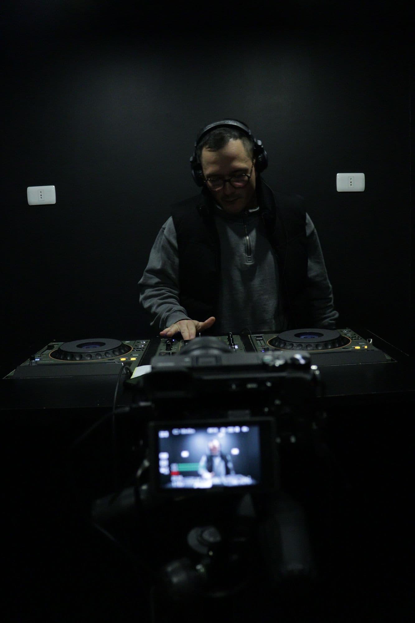 DJ mezclando a oscuras durante una sesión de grabación en FOTF Studios