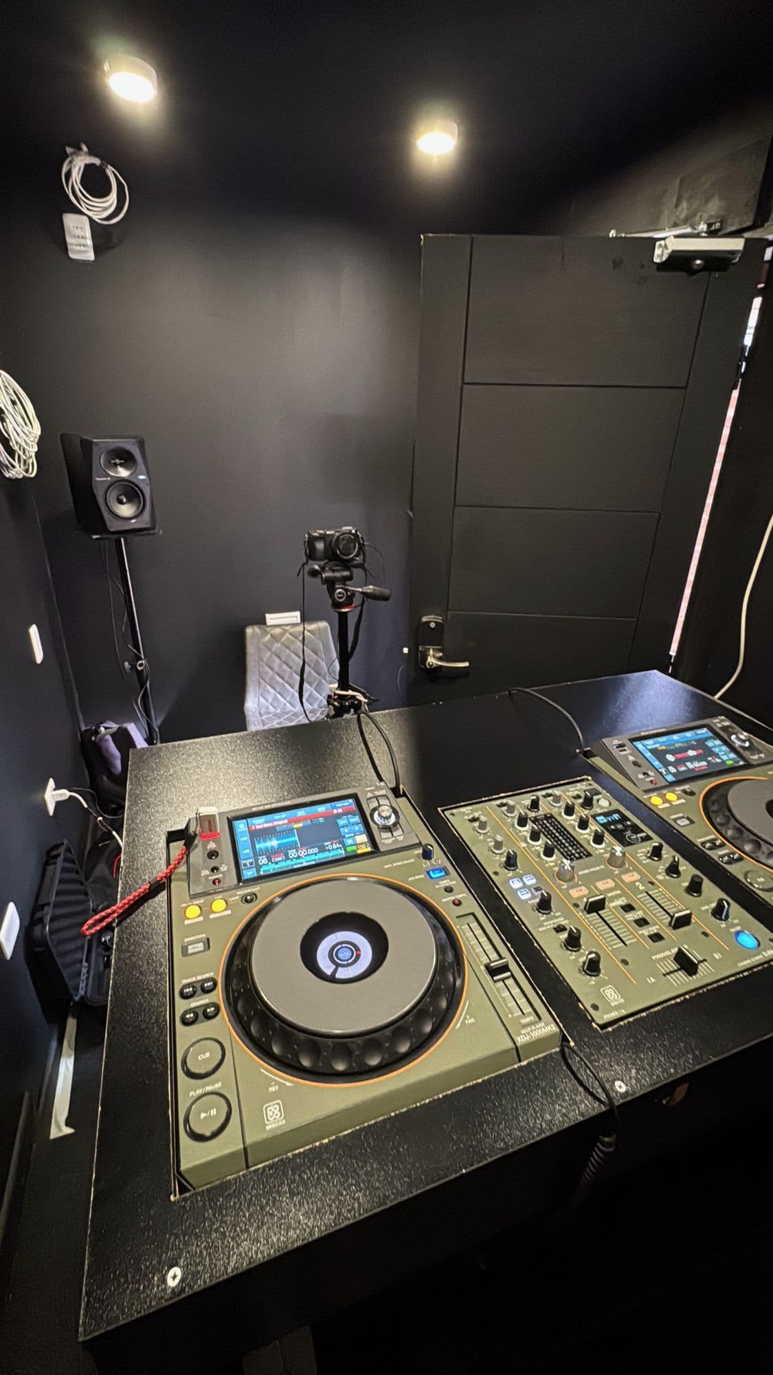Cabina lista para grabar: Pioneer XDJ-1000MK2, DJM-450 y micrófono montado