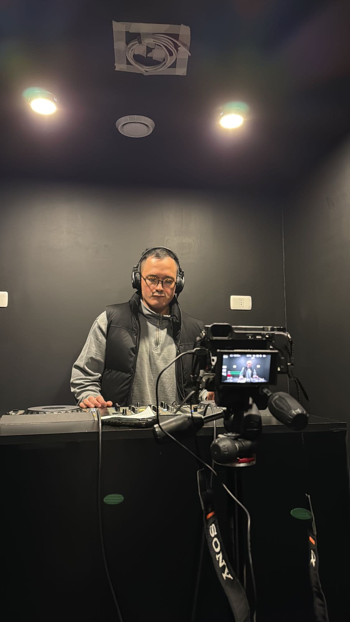 DJ grabando su set frente a la cámara en la cabina de FOTF Studios